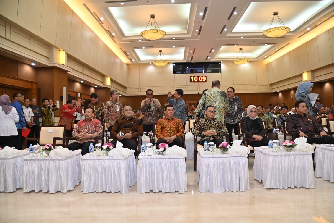 Kepala BNPB Letjen TNI Suharyanto (ketiga dari kiri) dan pimpinan lembaga yang menerima opini WTP dari BPK pada kegiatan Penyerahan Laporan Hasil Pemeriksaan BPK RI atas Laporan Keuangan Kementerian/Lembaga Tahun Anggaran 2022 yang dihelat di Gedung BPK RI, Jakarta pada Senin (10/7).